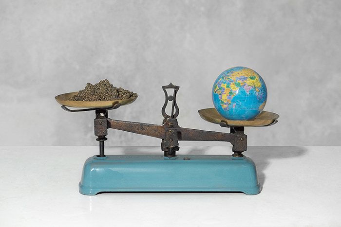 Untitled, 2016 scale, sea sand, terrestrial globe that rotates with solar energy 27 x 47,5 x 18 cm